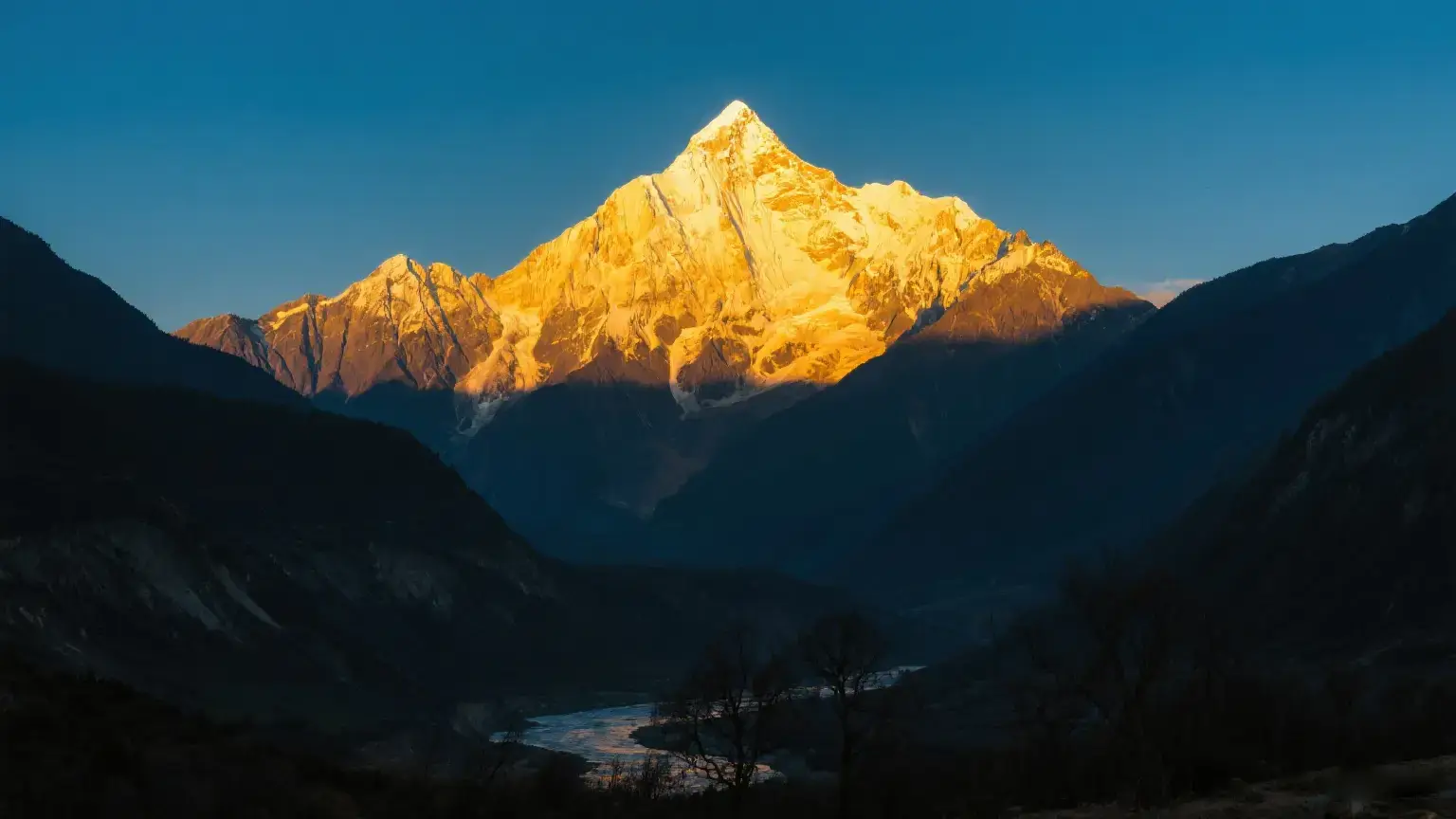 Golden Himalayan peaks at dusk